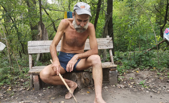 Фотограф из Славянска шесть месяцев в году проводит в лесу отшельником. Мы сходили к нему в гости