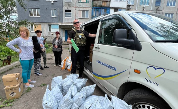 Люди живуть під постійні звуки вибухів. Волонтери спілки "ПОРУЧ" привезли допомогу жителям Донеччини