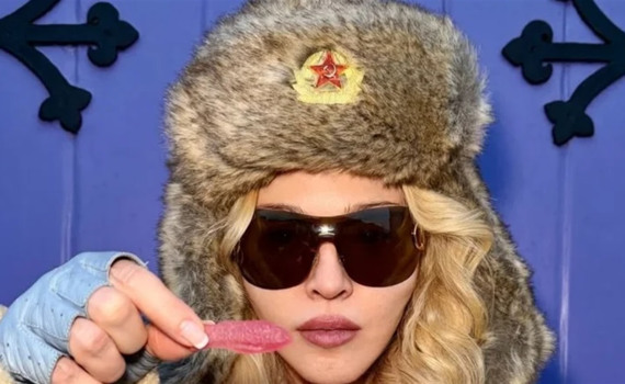 Співачка Мадонна позує у шапці з червоною зіркою СРСР — реакція мережі