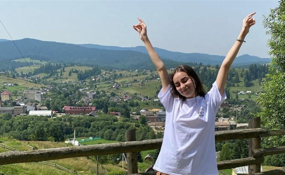 Альона Кравцова показує розбитий схід у ТікТок. Вона збиратиме гроші на відбудову рідного Бахмута