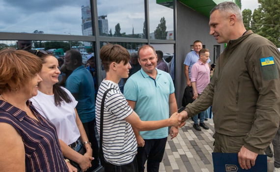 Перші родини ВПО отримали ключі від безкоштовного житла у Києві. Планують заселити ще 113 квартир