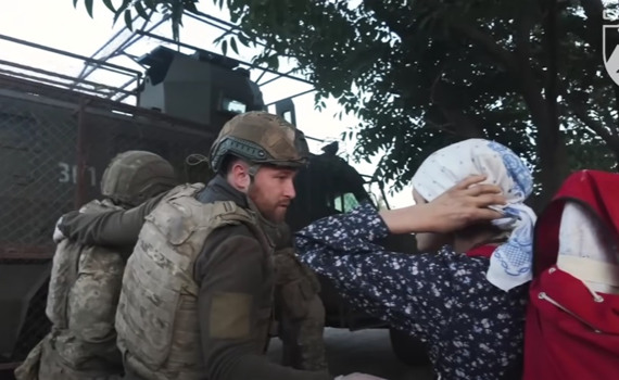 Сиділи у підвалі два тижні. Бійці полку «Скеля» врятували з Покровська шістьох людей