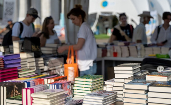 В Україні стартувала програма для молоді "єКнига". Як отримати гроші на книжки через Дію