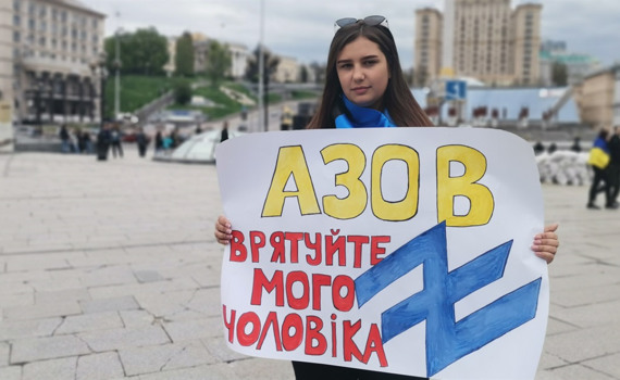 Это наши родные сейчас под авиаударами на «Азовстали». Мир должен спасти защитников Мариуполя