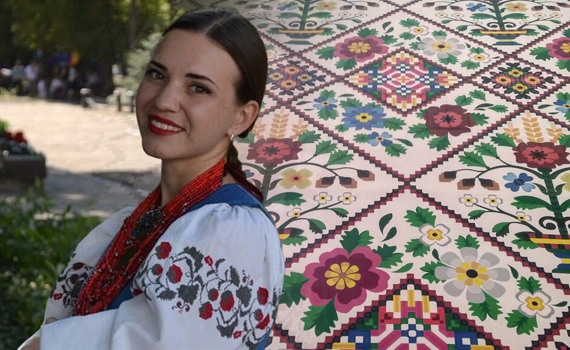 Взяла за основу наскельні малюнки. Як у мешканців Волноваського району з’явилася власна вишивка