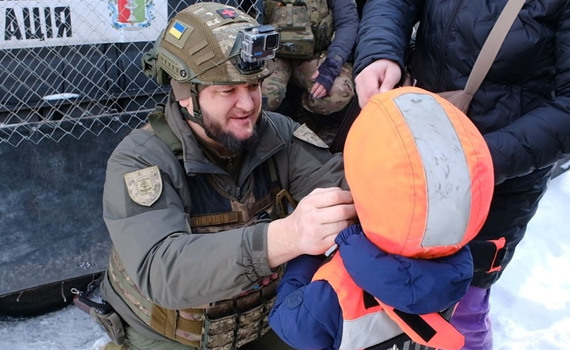 Найменшому — 4, найстаршій — 91. «Білі янголи» евакуювали з Миколаївки чотирьох жінок і двох дітей