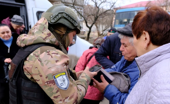 З прифронтової Миколаївки поліцейські евакуювали ще 20 людей. Серед них підліток із собакою