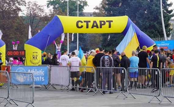 Взрыв эмоций на старте — и всем бежать! Участники марафона в Краматорске делятся впечатлениями