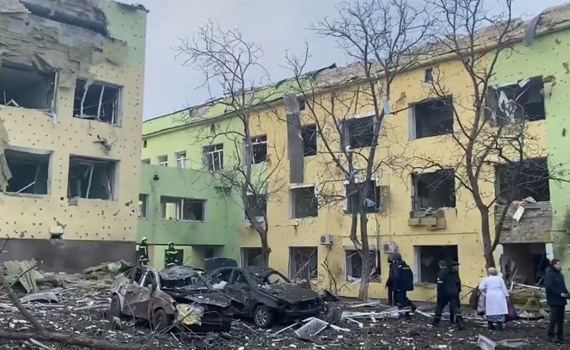 Російські окупанти розбомбили дитячу лікарню в Маріуполі. Тільки подивіться на ці руїни та воронки