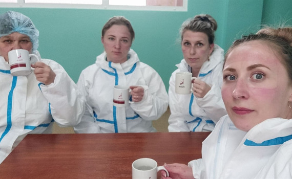 «Из палат мы выходим мокрые». Как в пандемию COVID-19 работает инфекционное отделение в Рубежном