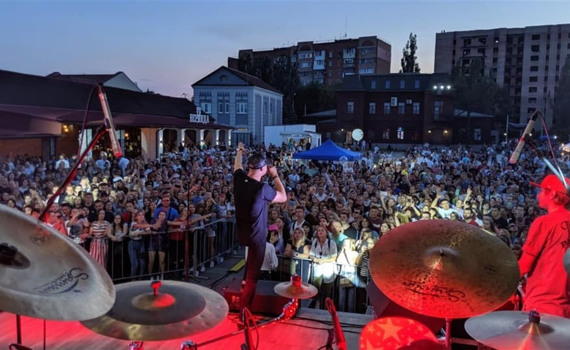 «Это можно слушать вечно»: в каком ритме проходил концерт «Бумбокса» в Славянске