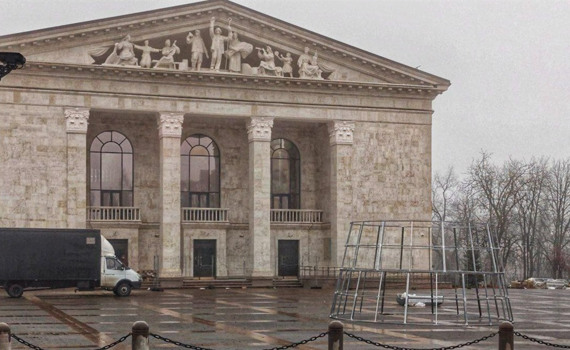 У Маріуполі ставлять новорічну ялинку. Вона буде перед драмтеатром, на місці напису "ДІТИ" у 2022