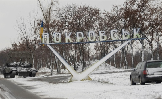 Волонтери шукають серед розбитих домівок людей. Евакуація з Покровська ускладнюється щодня