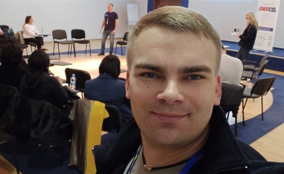 У Попасній робив тротуарну плитку і допомагав місцевим. Історія волонтера Дмитра Євтушенка