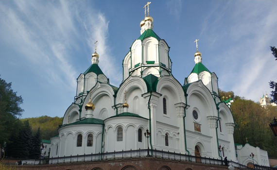 Через службу у Святогірську відкрили справу, але маски там так і не надягають. Репортаж із лаври