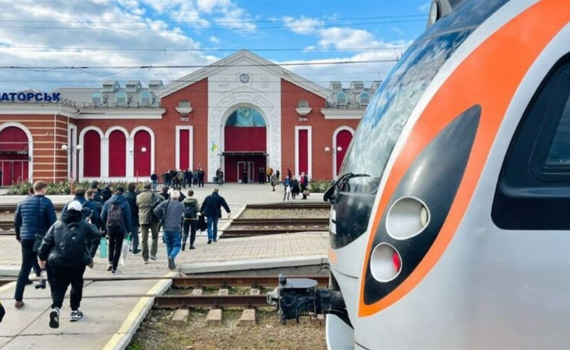 У Краматорськ не курсують поїзди, найближча зупинка — Харківщина. Що відомо про обмеження