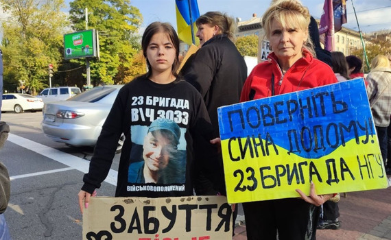 Ми тут, бо вони теж хочуть жити. Запоріжці вийшли підтримати полонених захисників Маріуполя