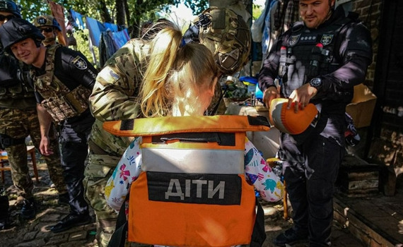На Донеччині у зоні бойових дій залишаються троє дітей. Що відомо про евакуацію з регіону