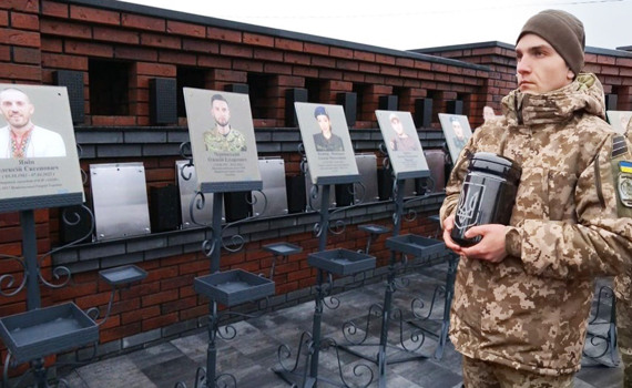 Замість праху — символічні речі. Ці “азовці” загинули у Маріуполі, рідні попрощалися з ними заочно