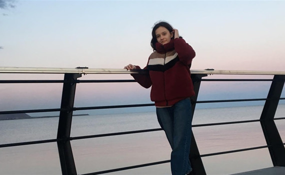 Девочка показала видеодневник о жизни в блокадном Мариуполе. За 7 минут — весь ад войны
