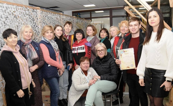 Студенти ДПУ продали три картини на аукціоні та зібрали 12 тисяч гривень для волонтерів