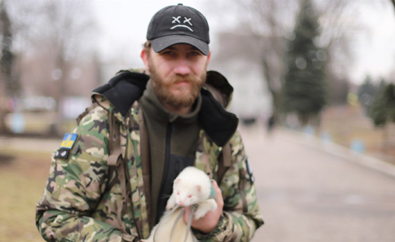 Томас із Франції став волонтером в місцевій теробороні Покровська. А це його друг — тхір Флетчер