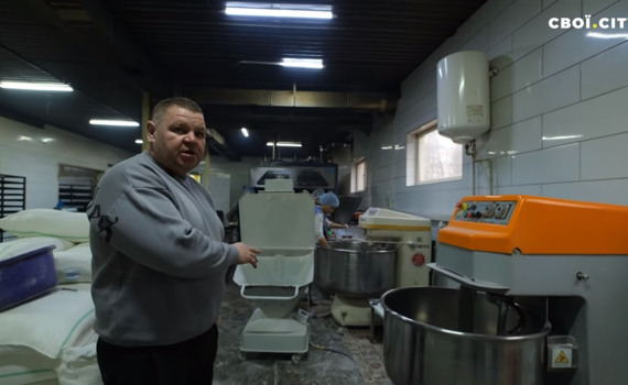 Випікають по 4-5 тисяч хлібин щодня та допомагають місцевим. Як працює єдина пекарня в Святогірську