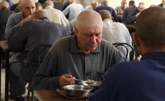 Вони хочуть домашні страви, наші — мріють про хліб. Як утримують українських та російських полонених