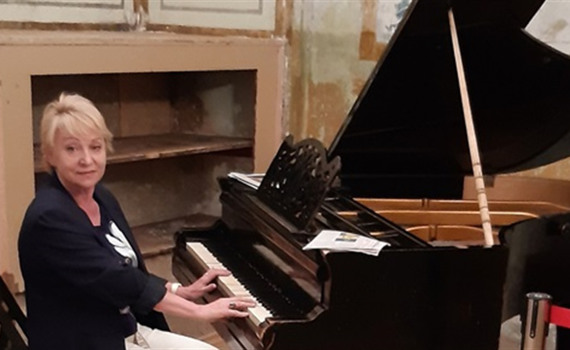 Зашивала рани при свічках. Лікарка з Маріуполя допомагала вижити землякам у сховищі філармонії