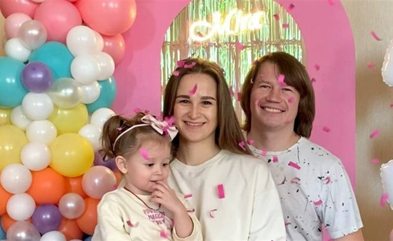 Поки йде війна, у нас свята не буде. Родина з Маріуполя відкрила майстерню неонового декору в Одесі
