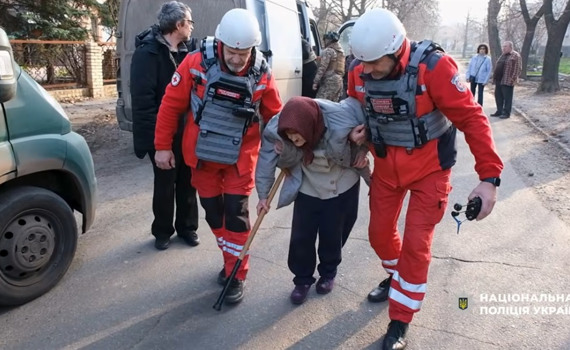 З Миколаївки вивезли 22 людей. Серед них чоловік з епілепсією і жінка з уламком у куртці