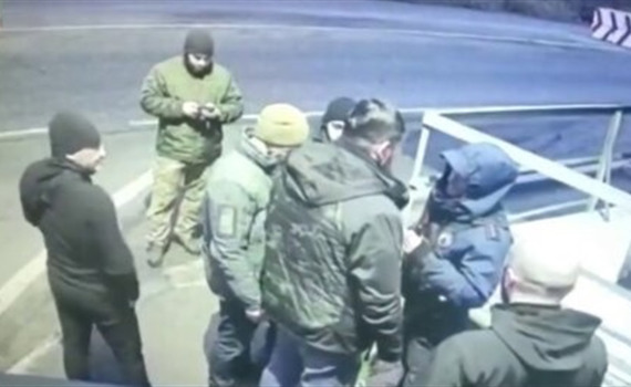 На блокпосту в Донецкой области устроил скандал сам замминистра МВД. Смотрите видео конфликта