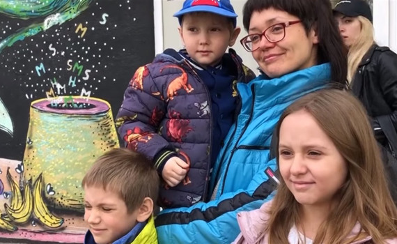 Муж умер на руках, когда его везли в больницу. Теперь я спасаю наших троих детей