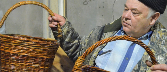 Плете з лози корзини, іграшки і не тільки: майстер з Біляївки, який береже давнє українське ремесло
