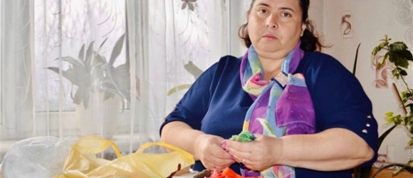 Майстриня з Градениць розписує тканини у техніці батик: хустки, панно, еко-торбинки