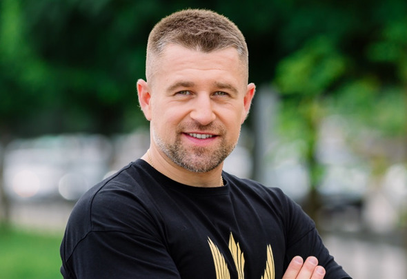 “Мені й досі сниться війна”: ветеран Олександр Швачка про поранення, спорт і роботу на ТБ