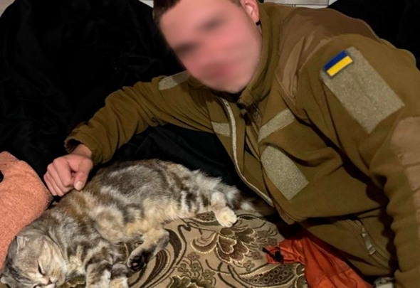 «Ця зима вчить цінувати тепле ліжко». Як живуть військові у зруйнованих хатах біля фронту