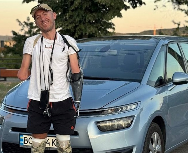 Втратив усі кінцівки, а зараз водить автомобіль: історія ветерана Миколи Шота