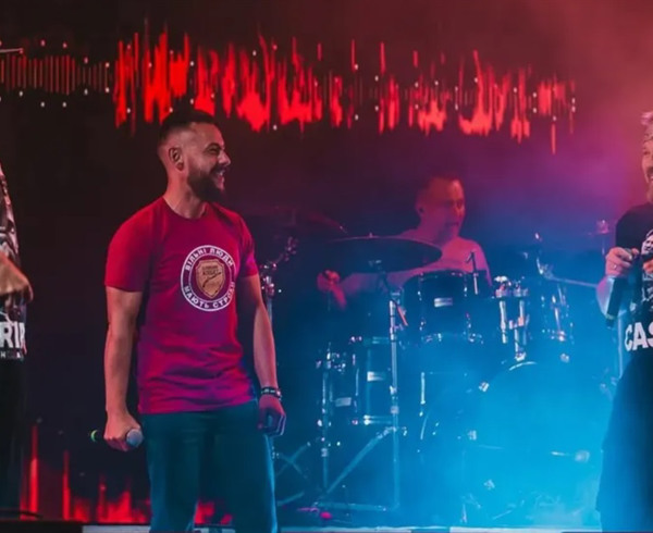 Азовець, який у полоні співав “Та Ти Шо” замість гімну РФ, вийшов на сцену з гуртом ТНМК