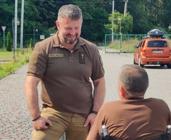 Продай сорочку, купи меча. Різдво на фронті й чого потребують військові – від військового капелана