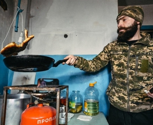 "Мені страшно, але я прийшов допомагати". Як сушеф став бойовим кухарем