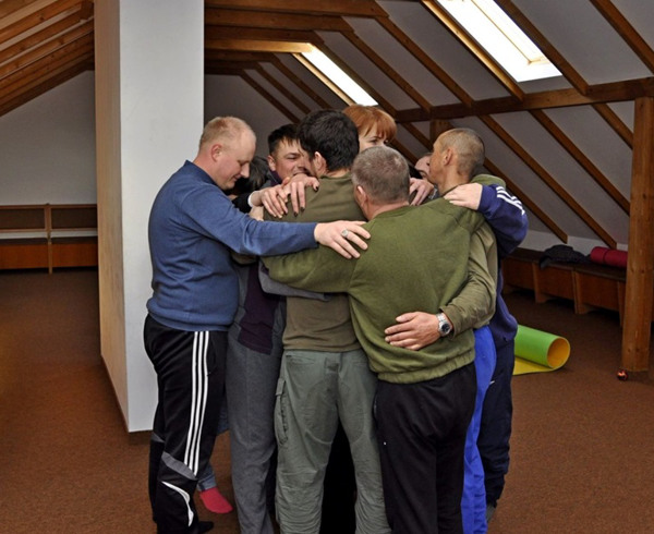 Повернення з війни – це ще один бій: як ветеранам допомагає реабілітаційний центр у Карпатах