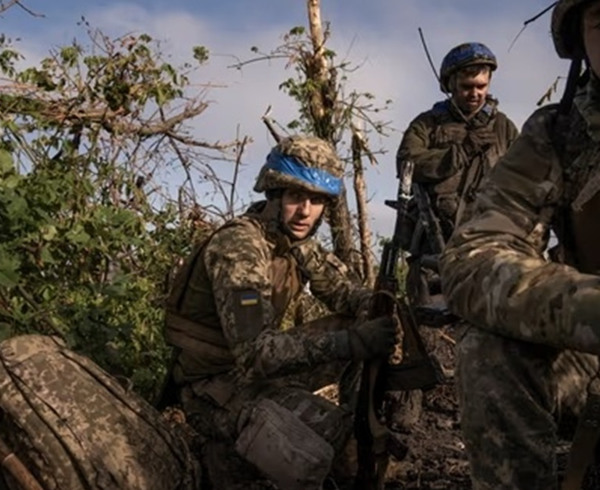 “Зберегти бодай шматочки життя цих людей для їхніх родин”: про що новий фільм Мстислава Чернова