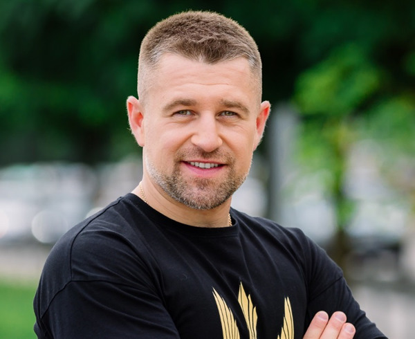 “Мені й досі сниться війна”: ветеран Олександр Швачка про поранення, спорт і роботу на ТБ