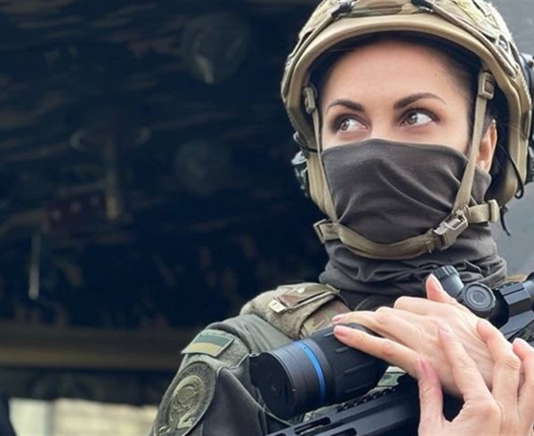 Усі мають бути дотичні до армії. Бойова медикиня "Оксі" про рани, материнство, і війну для цивільних
