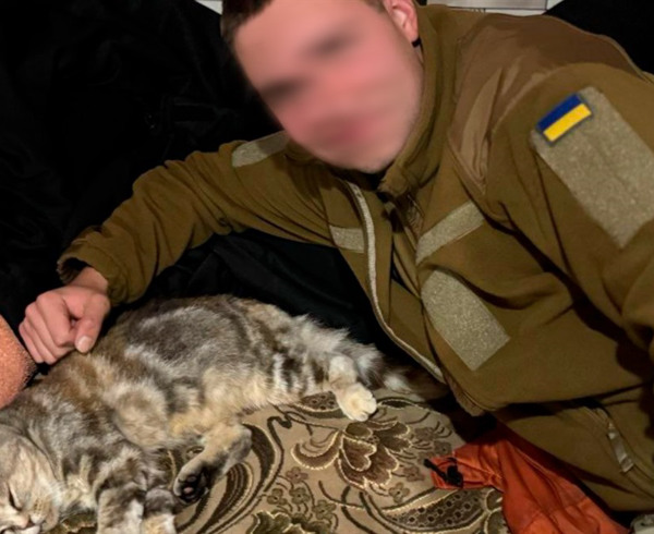 «Ця зима вчить цінувати тепле ліжко». Як живуть військові у зруйнованих хатах біля фронту