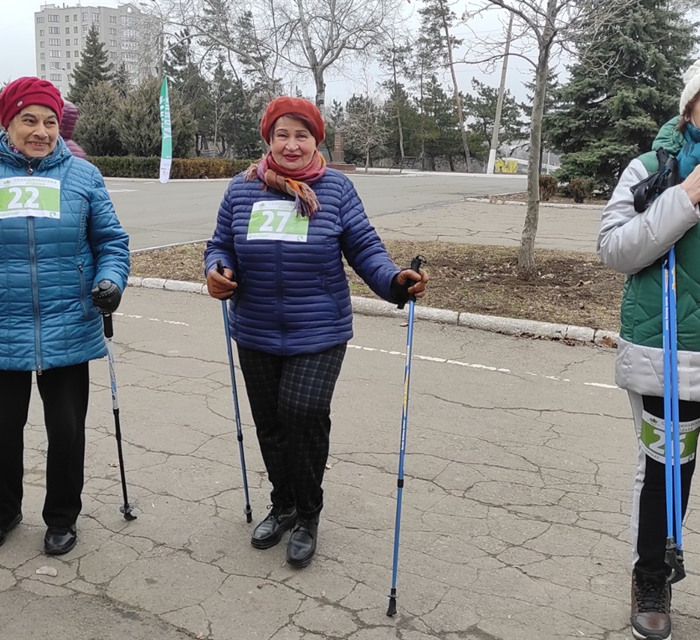 Перемогли, бо не сидять на дивані. Це учасниці групи скандинавської ходьби на естафеті в Маріуполі
