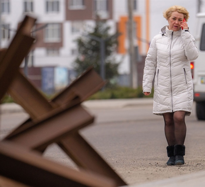 Коли забирали дитину, мама навіть не прокинулася. Олена Соколова про досвід роботи з сім'ями в кризі