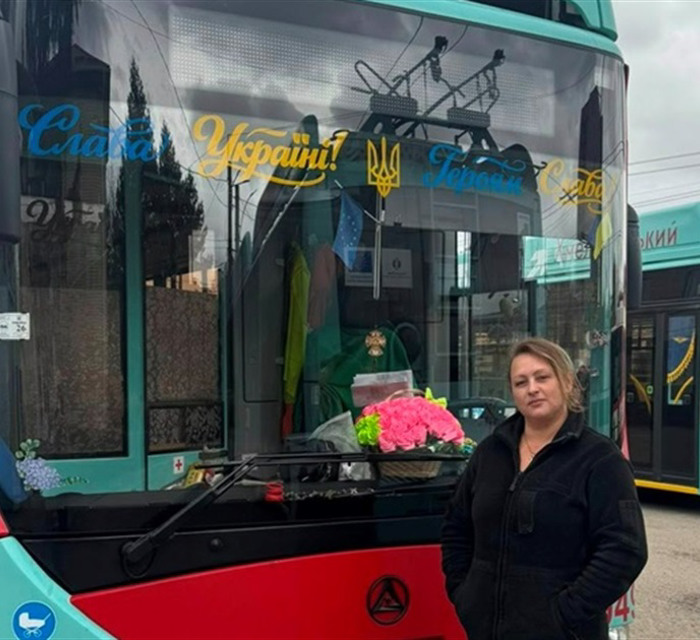 Ольга Бондар з Маріуполя стала водійкою тролейбусу у Хмельницькому. І по-особливому його прикрасила