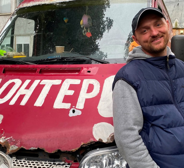 Михайло Пуришев рятував маріупольців, тепер — людей у Бахмуті. Вмовляє місцевих евакуюватися